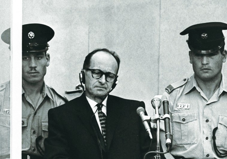 El jerarca nazi Adolf Eichmann durante su juicio en Jerusalén. Blanco y negro.